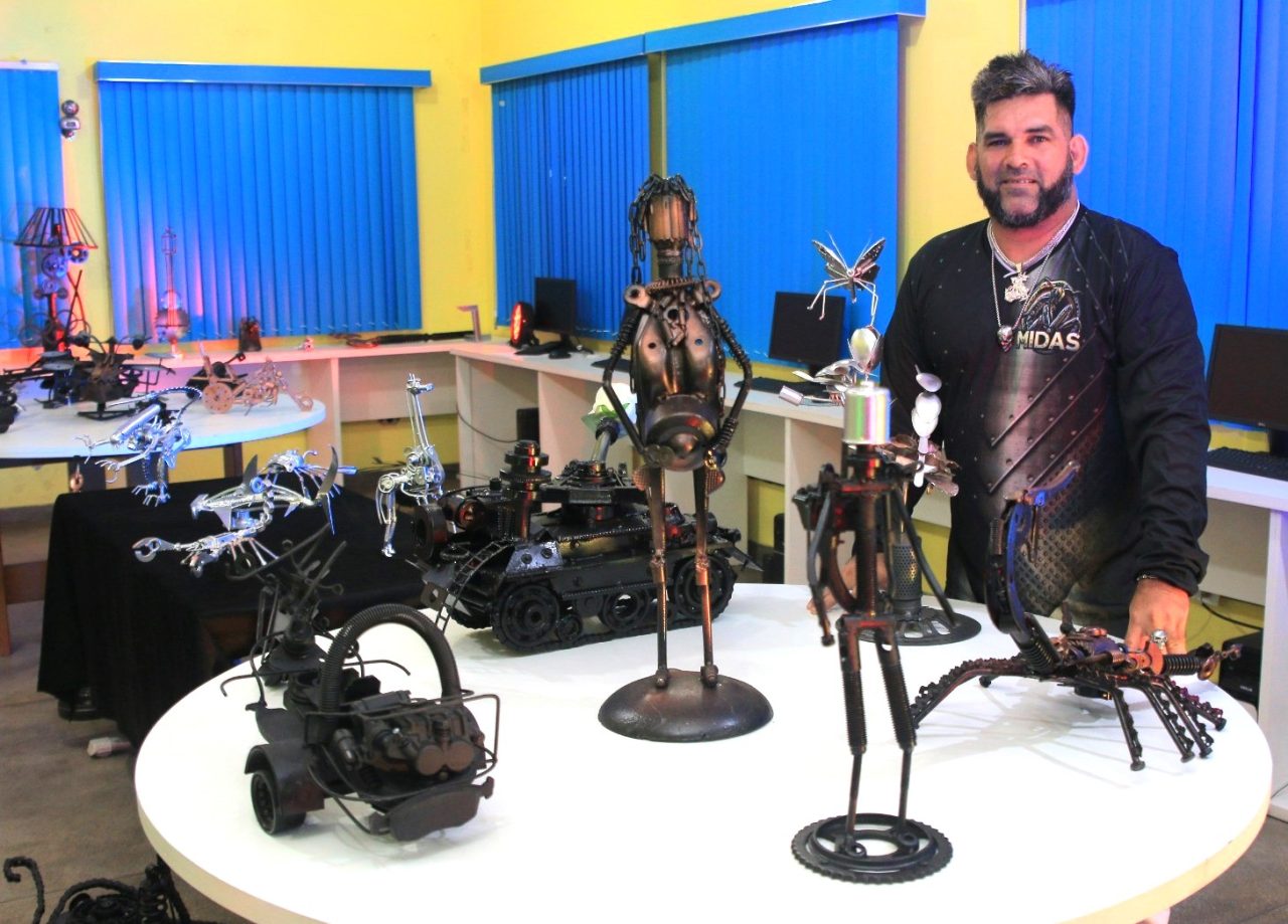 Das oficinas de motos e do galpão do Garantido saem peças artísticas - B1c 1