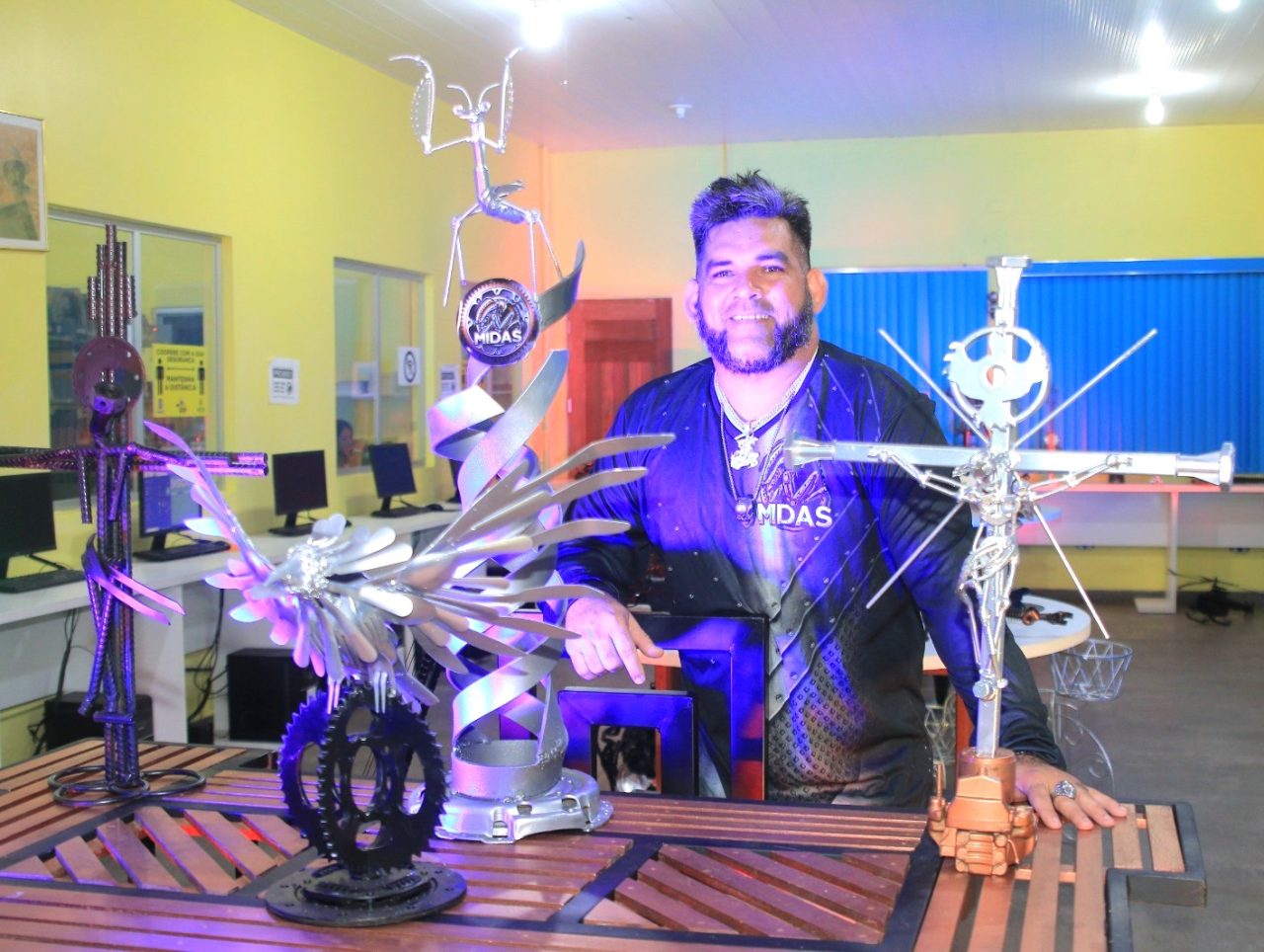 Das oficinas de motos e do galpão do Garantido saem peças artísticas - B1d 1