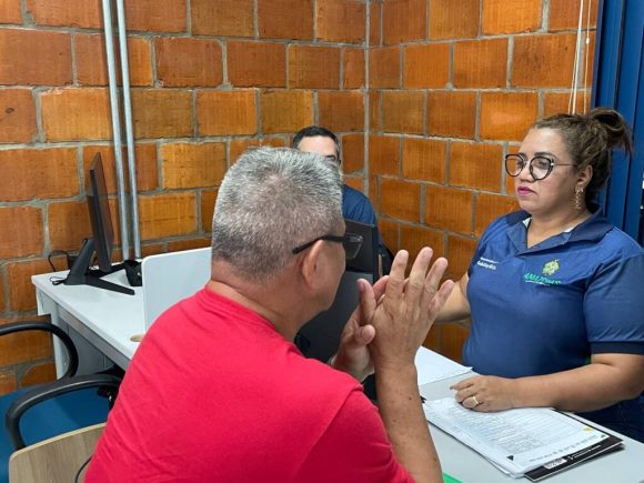 Amazonas Meu Lar registra 363 atendimentos presenciais, na primeira semana - AMAZONAS MEU LAR ATENDIMENTO JULIA LOBAO UGPE 1 1 1024x768 1