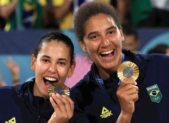 Atletas brasileiras fecham Jogos de Paris com desempenho histórico - 2024 08 09t224921z 1064555896 up1ek891qfkwj rtrmadp 3 olympics 2024 beachvolleyball