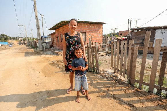 “Nós vamos sair da lama”, destaca moradora do Parque Solimões após chegada do programa Asfalta Amazonas - ALESSANDRA DEODATO MORADORA