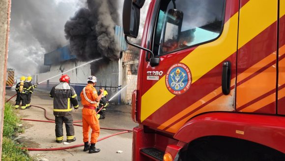 Corpo de Bombeiros combate incêndio em galpão de fábrica na zona norte de Manaus - CBMAM INCENDIO FABRICA 03 1568x883 1