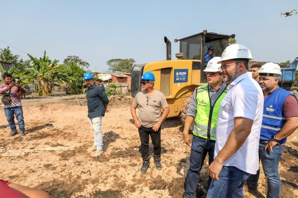 “Nós vamos sair da lama”, destaca moradora do Parque Solimões após chegada do programa Asfalta Amazonas - GOVERNADOR VISTORIA OBRA