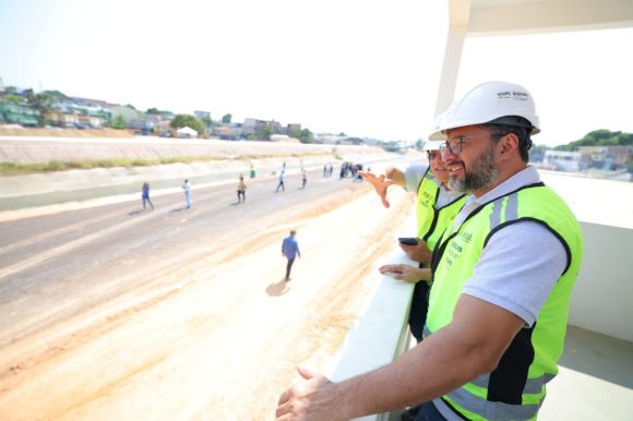 Governador Wilson Lima acompanha fase final de obras na ligação viária das avenidas Silves e Maués, na zona sul - WhatsApp Image 2024 08 19 at 13.35.55 1024x682 1 Governador Wilson Lima acompanha fase final de obras na ligação viária das avenidas Silves e Maués, na zona sul - WhatsApp Image 2024 08 19 at 13.35.55 1024x682 1