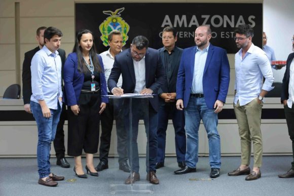Governador Wilson Lima assina contrato de construção de residencial do Amazonas Meu Lar no Novo Aleixo - WhatsApp Image 2024 08 28 at 14.24.01 1024x682 1