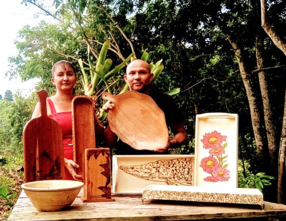 Fazendo arte com madeiras amazônicas - Jamilya e Raniere pecas podem ate ter a mesma utilidade mas nenhuma e igual a outra