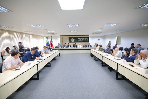 Governador Wilson Lima reúne-se com representantes do comércio para debater regulamentação da reforma tributária - WhatsApp Image 2024 10 30 at 21.07.16 1568x1045 1