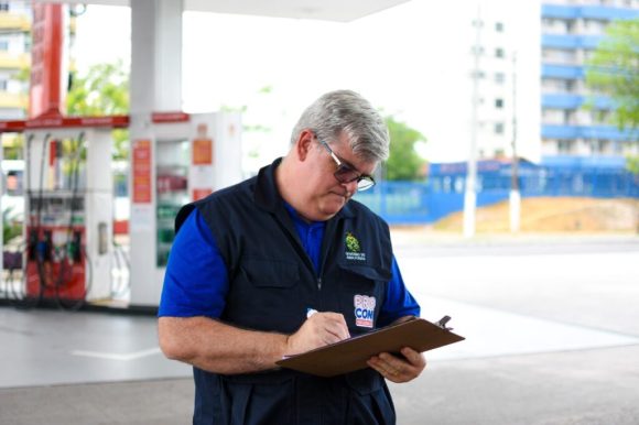 Procon-AM reforça fiscalização nos postos em Manaus após aumento repentino no preço dos combustíveis - fiscalizacao procon gasolina 005 1024x682 1 Procon-AM reforça fiscalização nos postos em Manaus após aumento repentino no preço dos combustíveis - fiscalizacao procon gasolina 005 1024x682 1
