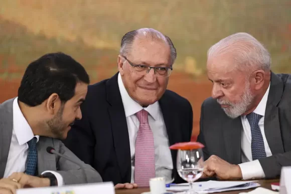 Tragédia de Mariana: governo e mineradoras assinam acordo de R$ 132 bi - lula acordo mariana mcamgo abr 25102024 10