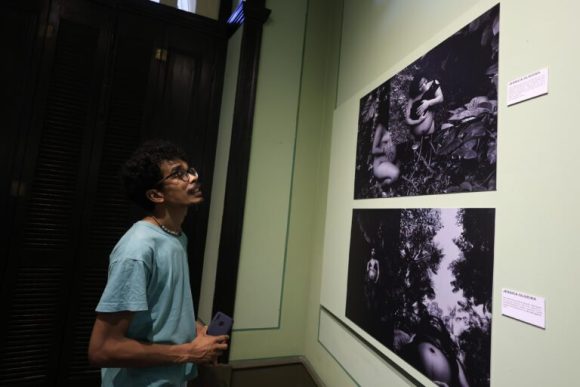 Ancestralidade Negra é celebrada em exposição no Centro Cultural Palácio Rio Negro - cultura amyipaguana exposicao david martins 02 768x512 1