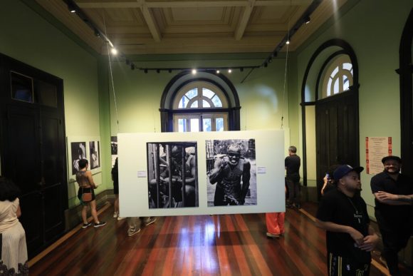Ancestralidade Negra é celebrada em exposição no Centro Cultural Palácio Rio Negro - cultura amyipaguana exposicao david martins 03 1024x683 1